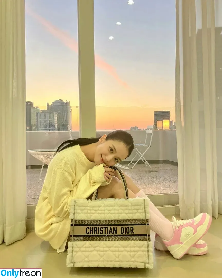 Jisoo nude photo #0399 (BLACKPINK / qenshizu / sooyaaa__)