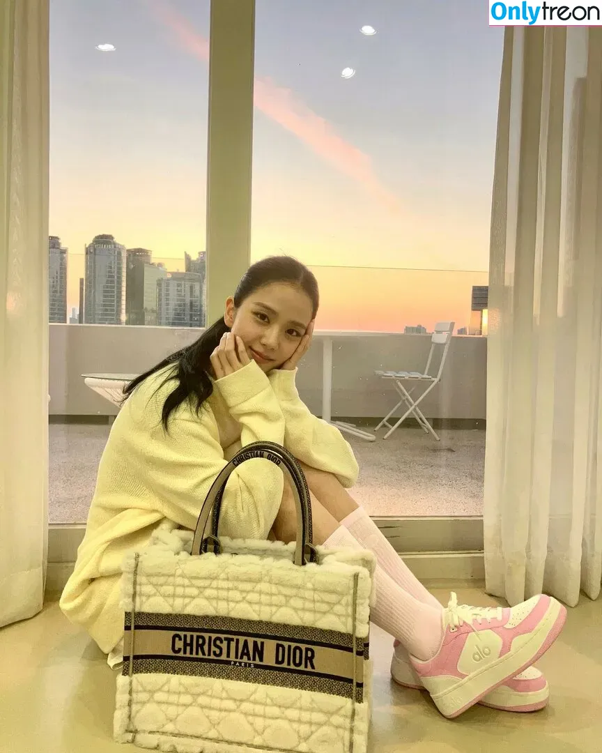 Jisoo nude photo #0400 (BLACKPINK / qenshizu / sooyaaa__)