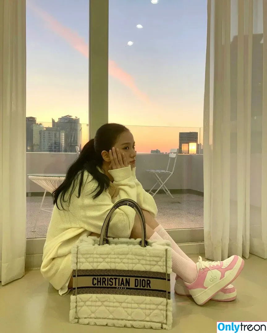 Jisoo nude photo #0401 (BLACKPINK / qenshizu / sooyaaa__)