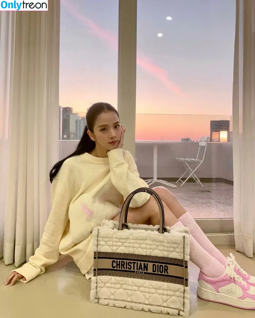 Jisoo nude photo #0402 (BLACKPINK / qenshizu / sooyaaa__)