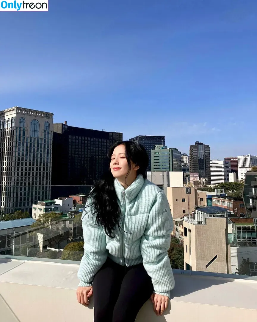 Jisoo nude photo #0405 (BLACKPINK / qenshizu / sooyaaa__)