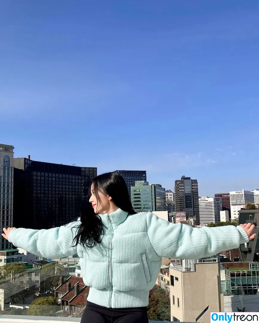 Jisoo nude photo #0407 (BLACKPINK / qenshizu / sooyaaa__)