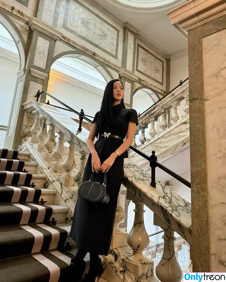 Jisoo nude photo #0412 (BLACKPINK / qenshizu / sooyaaa__)