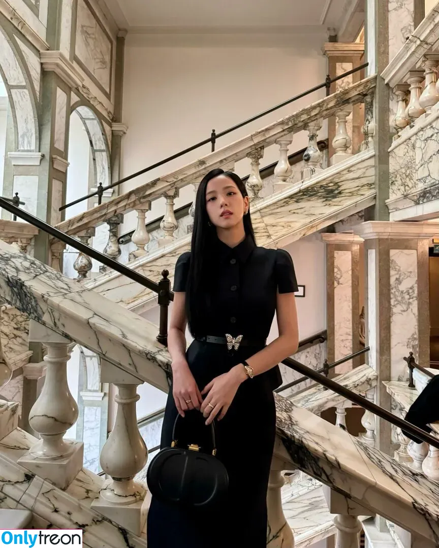 Jisoo nude photo #0413 (BLACKPINK / qenshizu / sooyaaa__)