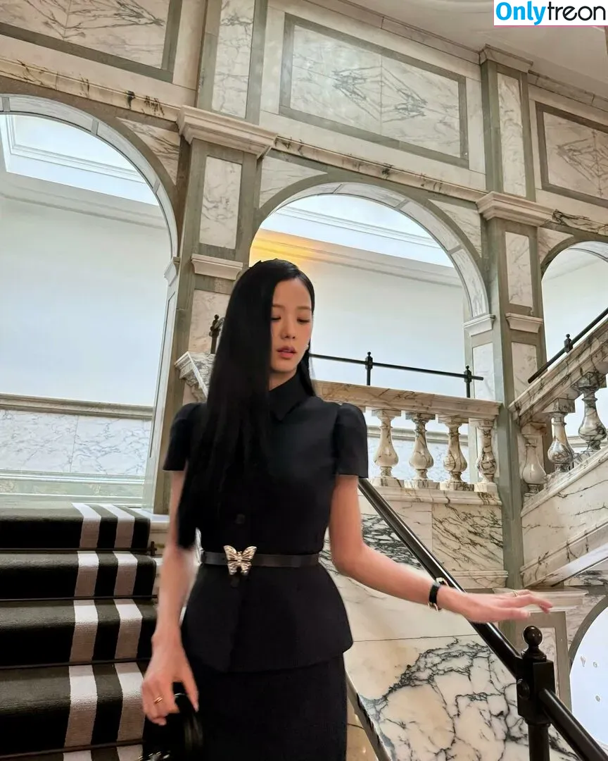 Jisoo nude photo #0414 (BLACKPINK / qenshizu / sooyaaa__)