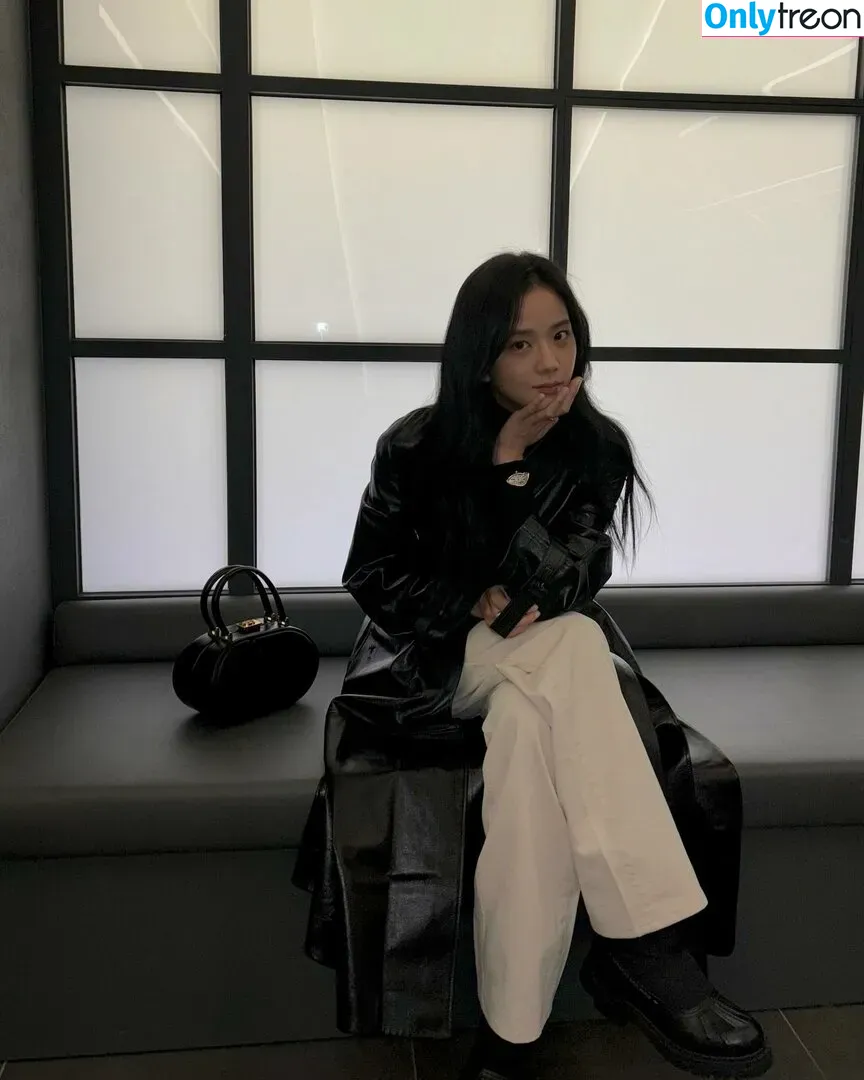 Jisoo nude photo #0422 (BLACKPINK / qenshizu / sooyaaa__)