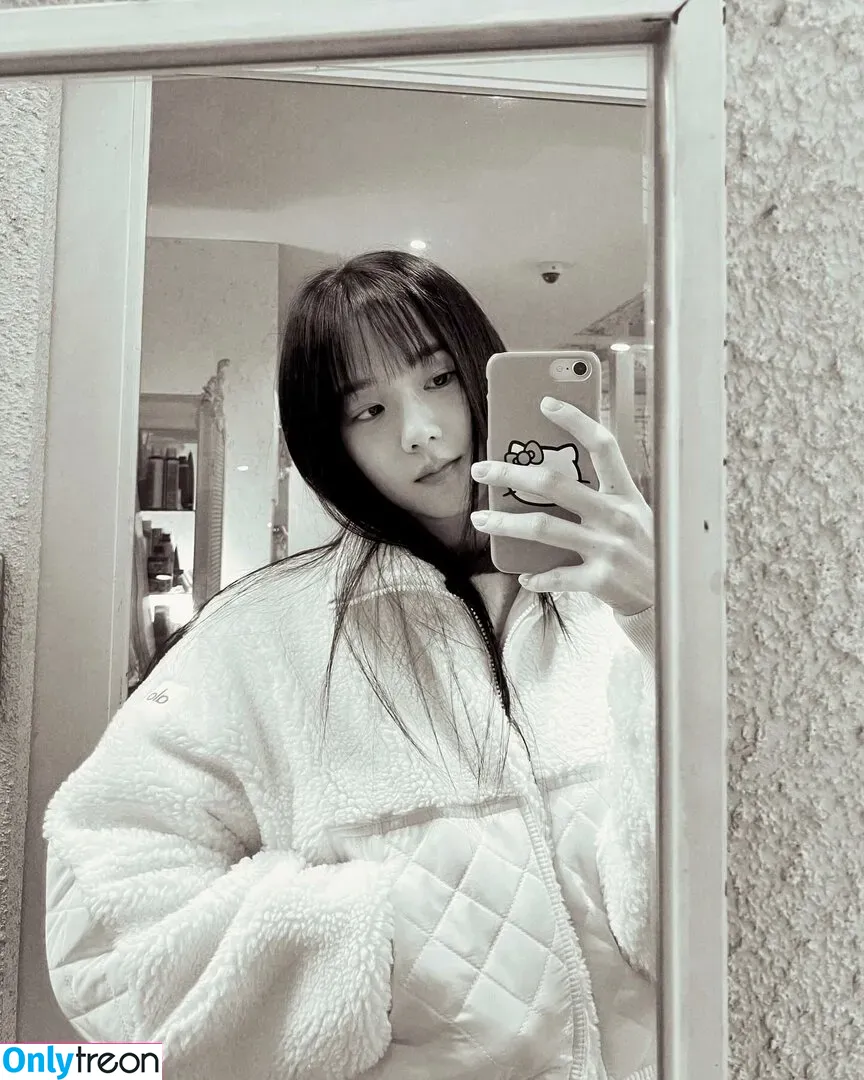 Jisoo nude photo #0426 (BLACKPINK / qenshizu / sooyaaa__)
