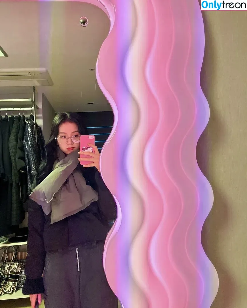 Jisoo nude photo #0431 (BLACKPINK / qenshizu / sooyaaa__)