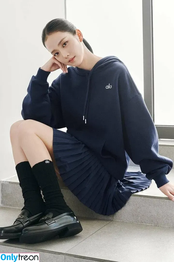 Jisoo nude photo #0456 (BLACKPINK / qenshizu / sooyaaa__)