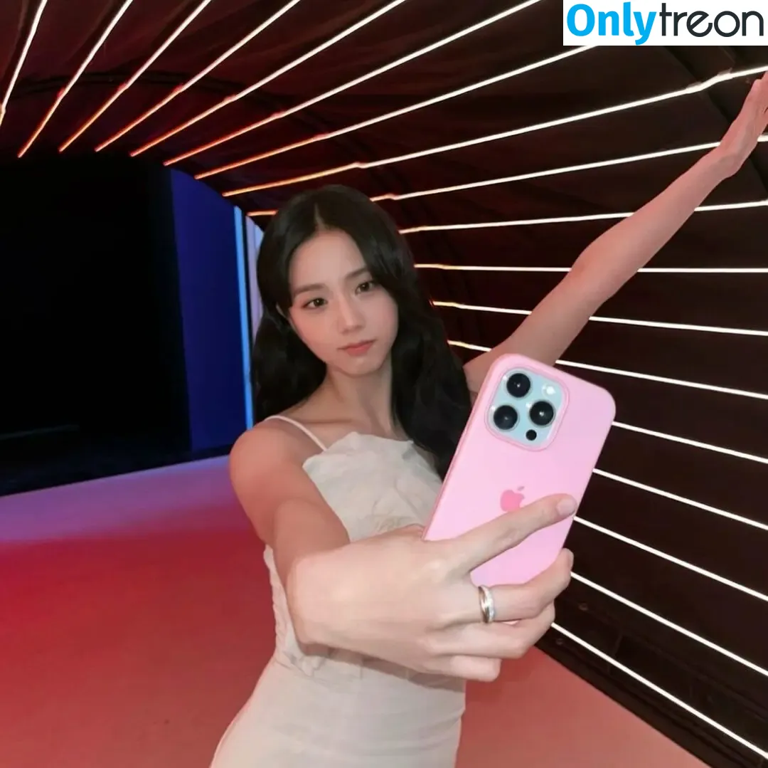 Jisoo nude photo #0537 (BLACKPINK / qenshizu / sooyaaa__)