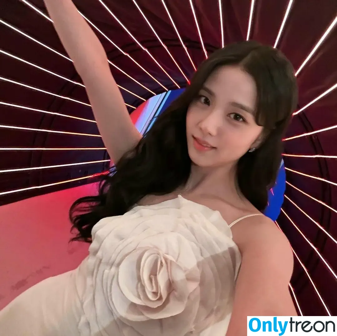 Jisoo nude photo #0538 (BLACKPINK / qenshizu / sooyaaa__)