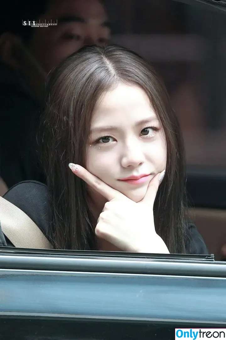 Jisoo nude photo #0557 (BLACKPINK / qenshizu / sooyaaa__)
