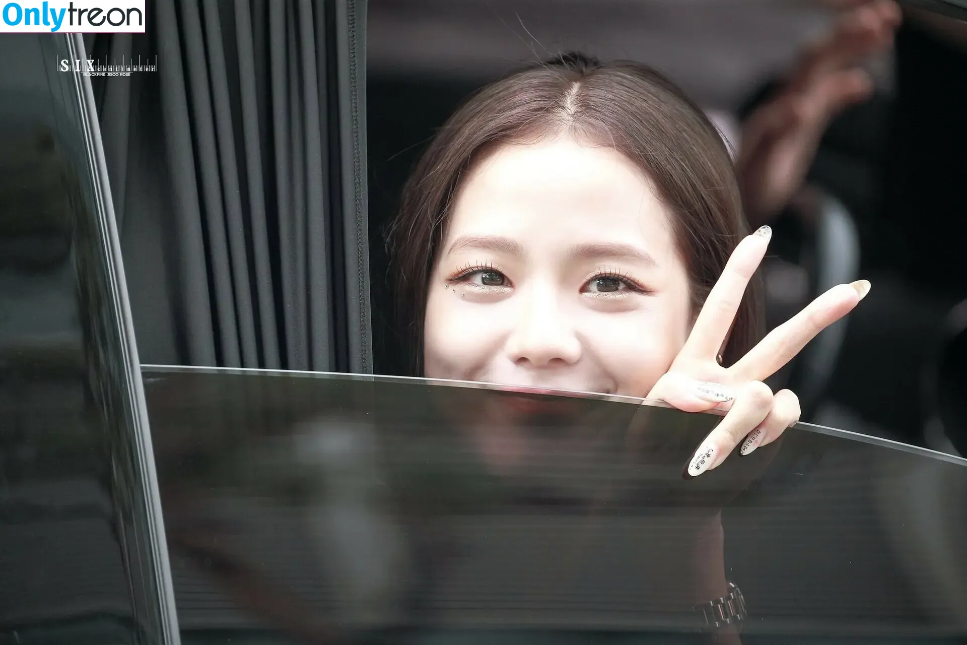 Jisoo nude photo #0559 (BLACKPINK / qenshizu / sooyaaa__)