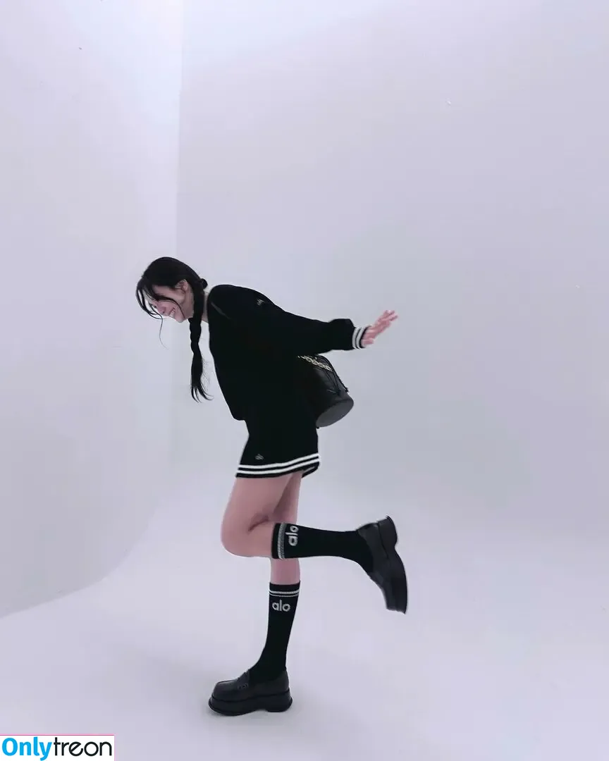 Jisoo nude photo #0572 (BLACKPINK / qenshizu / sooyaaa__)