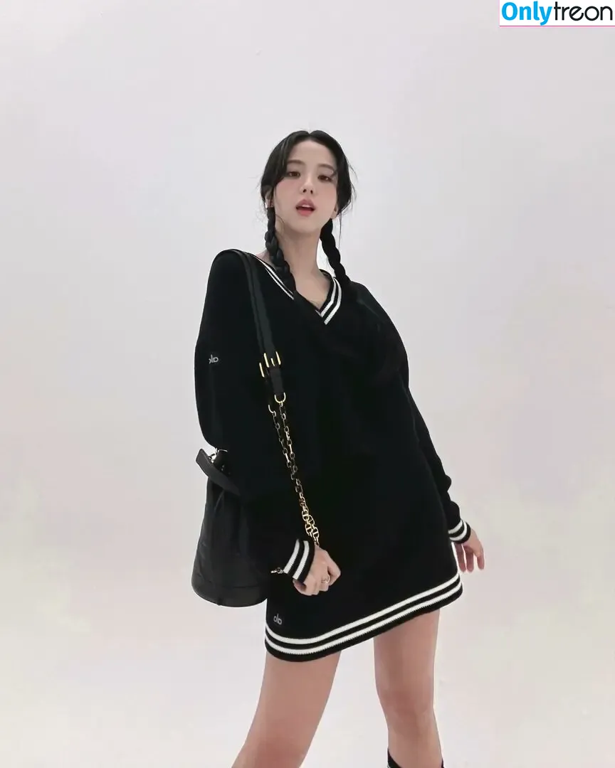 Jisoo nude photo #0573 (BLACKPINK / qenshizu / sooyaaa__)
