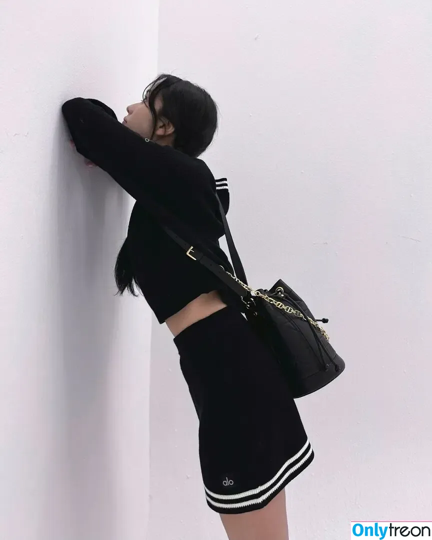 Jisoo nude photo #0575 (BLACKPINK / qenshizu / sooyaaa__)