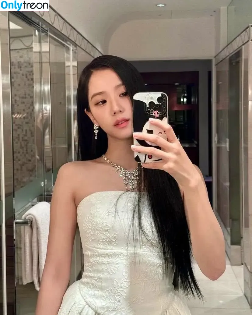 Jisoo nude photo #0608 (BLACKPINK / qenshizu / sooyaaa__)