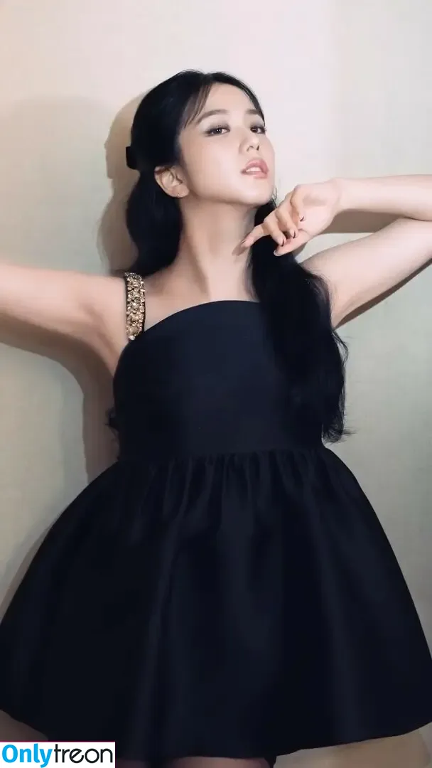 Jisoo nude photo #0668 (BLACKPINK / qenshizu / sooyaaa__)