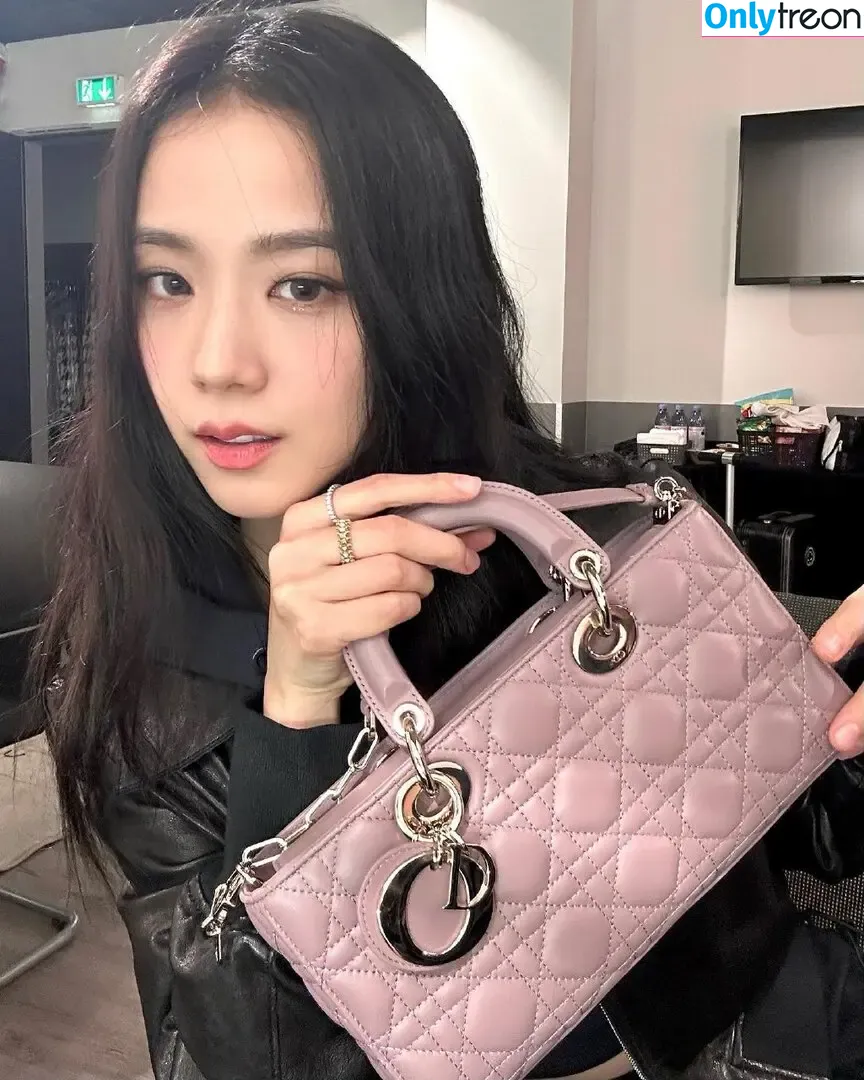 Jisoo nude photo #0709 (BLACKPINK / qenshizu / sooyaaa__)