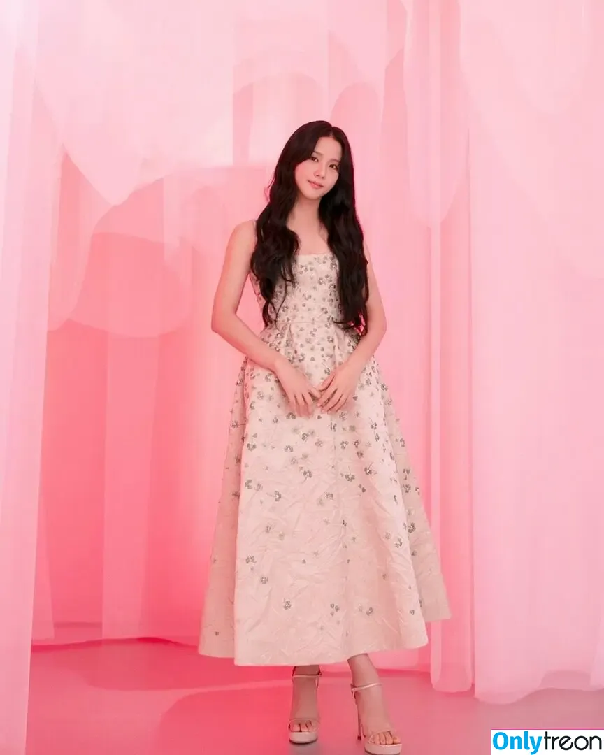 Jisoo nude photo #0711 (BLACKPINK / qenshizu / sooyaaa__)