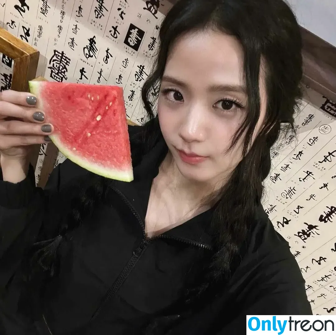 Jisoo nude photo #0715 (BLACKPINK / qenshizu / sooyaaa__)