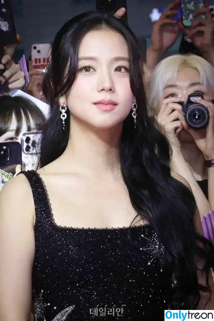 Jisoo nude photo #0725 (BLACKPINK / qenshizu / sooyaaa__)