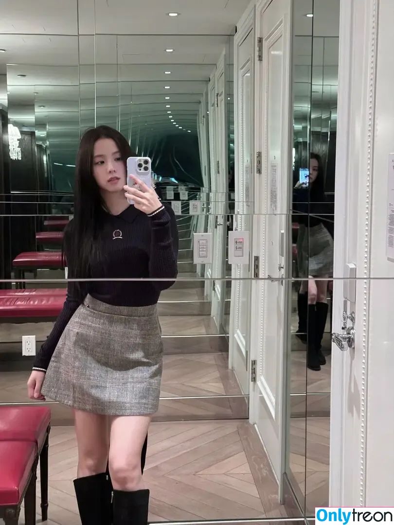 Jisoo nude photo #0732 (BLACKPINK / qenshizu / sooyaaa__)