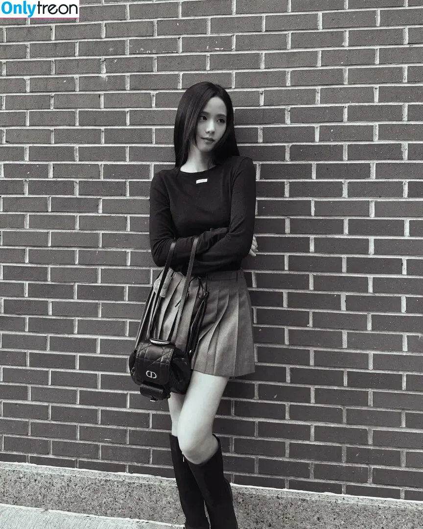 Jisoo nude photo #0746 (BLACKPINK / qenshizu / sooyaaa__)