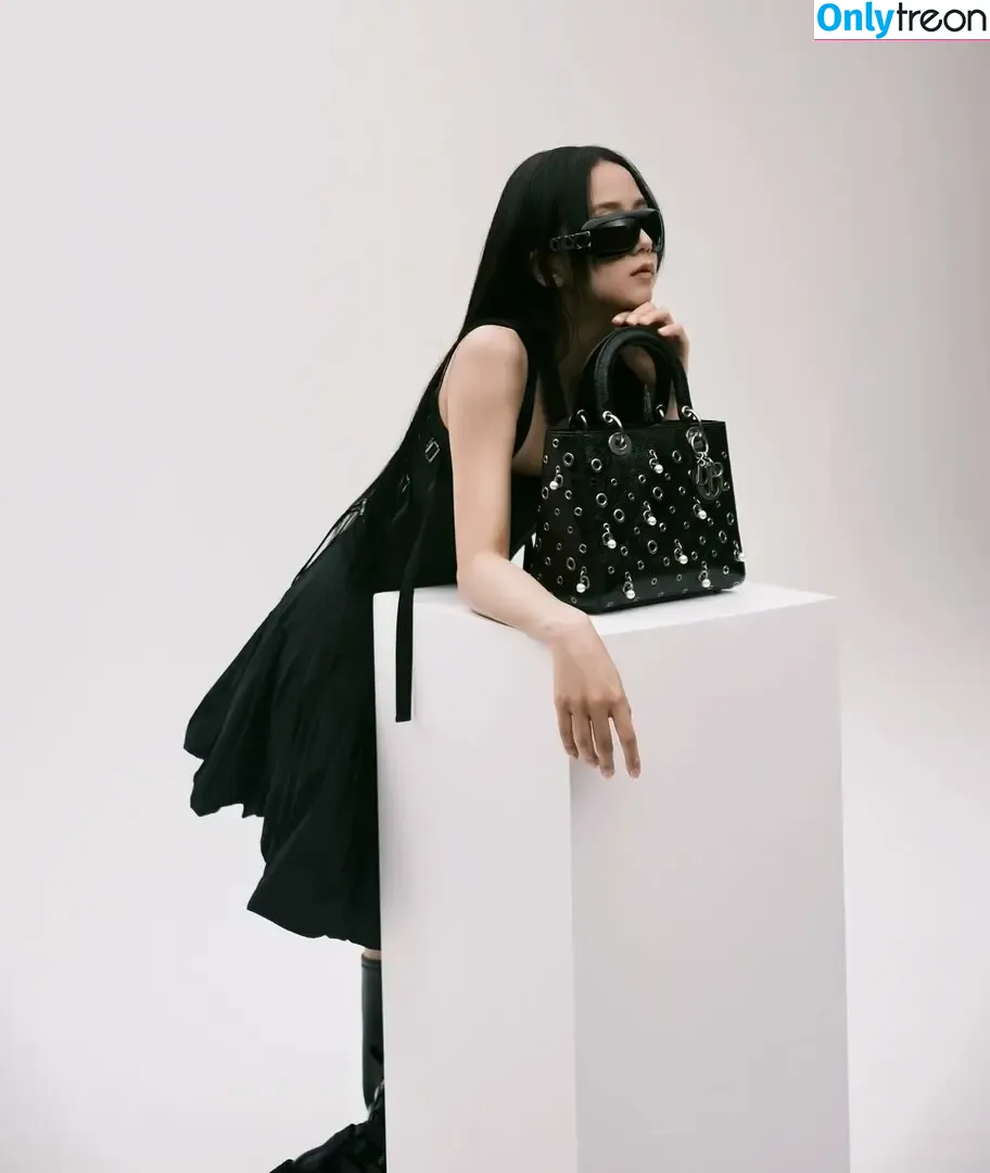 Jisoo nude photo #0753 (BLACKPINK / qenshizu / sooyaaa__)