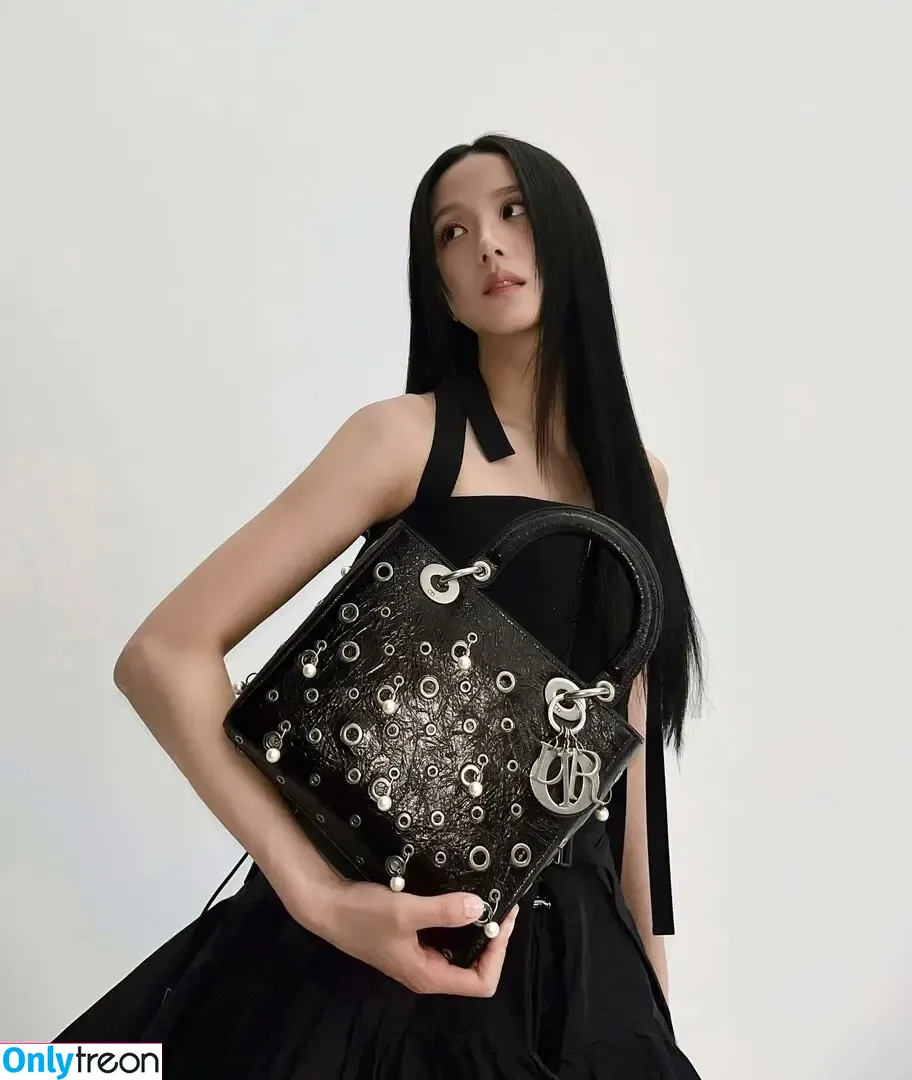 Jisoo nude photo #0754 (BLACKPINK / qenshizu / sooyaaa__)