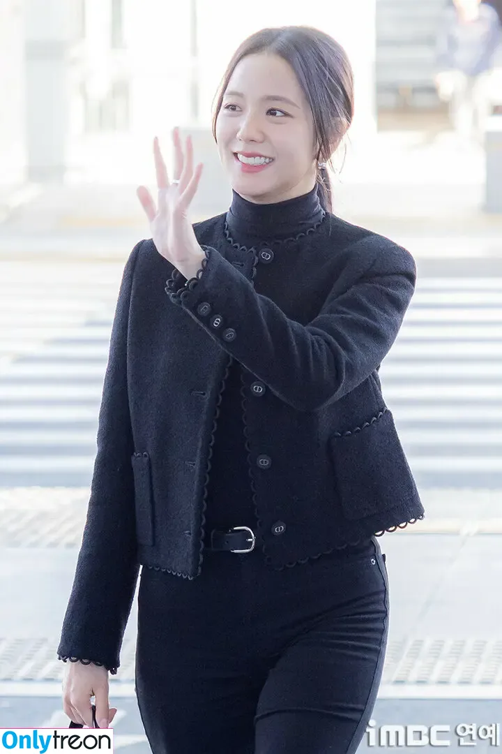 Jisoo nude photo #0767 (BLACKPINK / qenshizu / sooyaaa__)