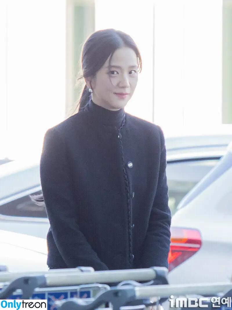 Jisoo nude photo #0769 (BLACKPINK / qenshizu / sooyaaa__)