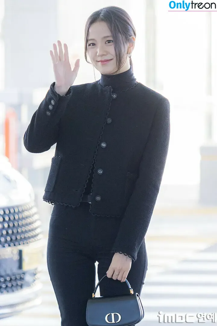 Jisoo nude photo #0774 (BLACKPINK / qenshizu / sooyaaa__)