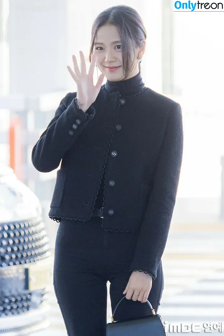 Jisoo nude photo #0779 (BLACKPINK / qenshizu / sooyaaa__)