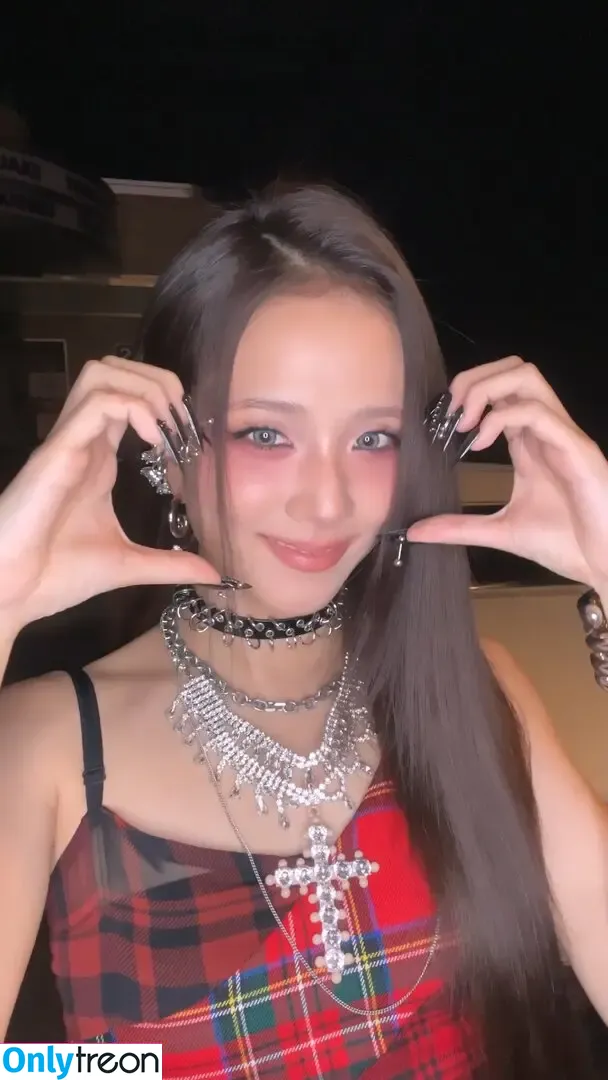 Jisoo nude photo #1459 (BLACKPINK / qenshizu / sooyaaa__)