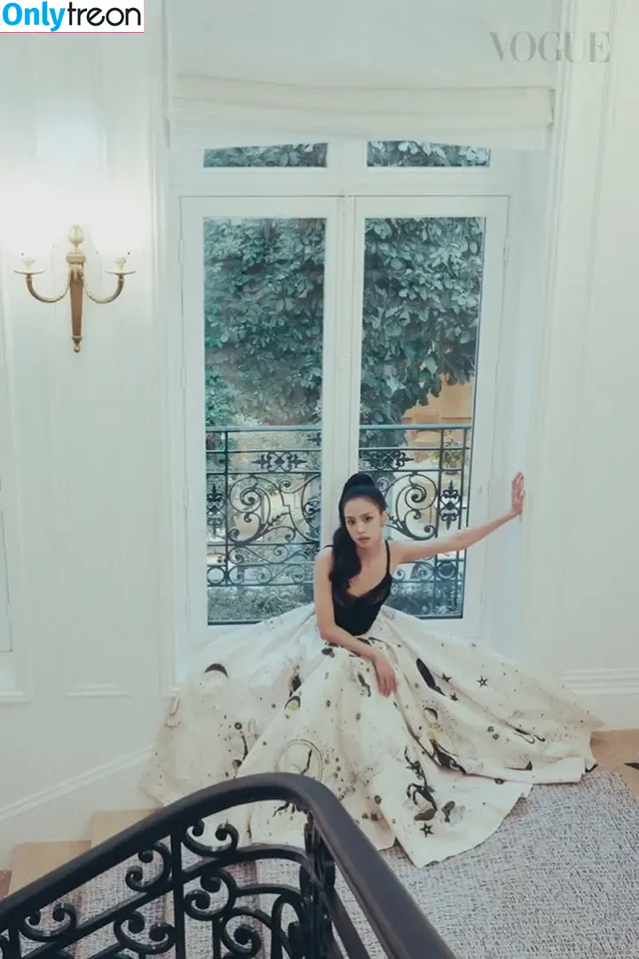 Jisoo nude photo #1476 (BLACKPINK / qenshizu / sooyaaa__)