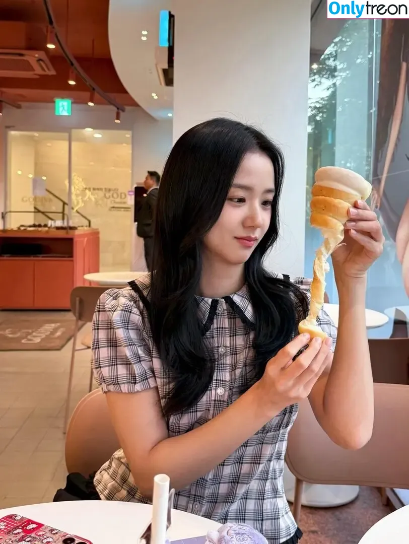 Jisoo nude photo #1485 (BLACKPINK / qenshizu / sooyaaa__)