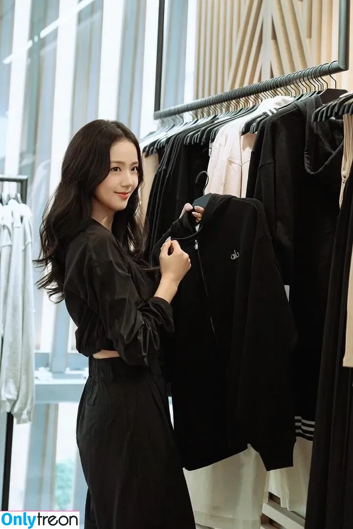 Jisoo nude photo #1503 (BLACKPINK / qenshizu / sooyaaa__)