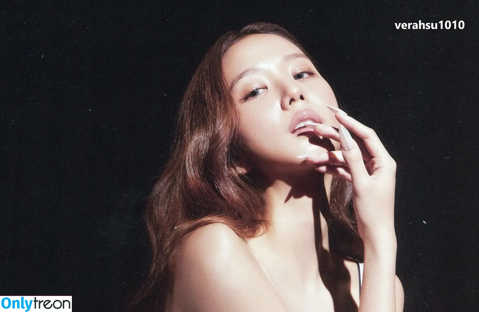 Jisoo nude photo #1555 (BLACKPINK / qenshizu / sooyaaa__)