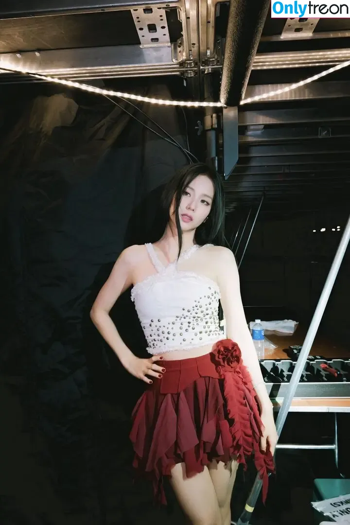 Jisoo nude photo #1619 (BLACKPINK / qenshizu / sooyaaa__)