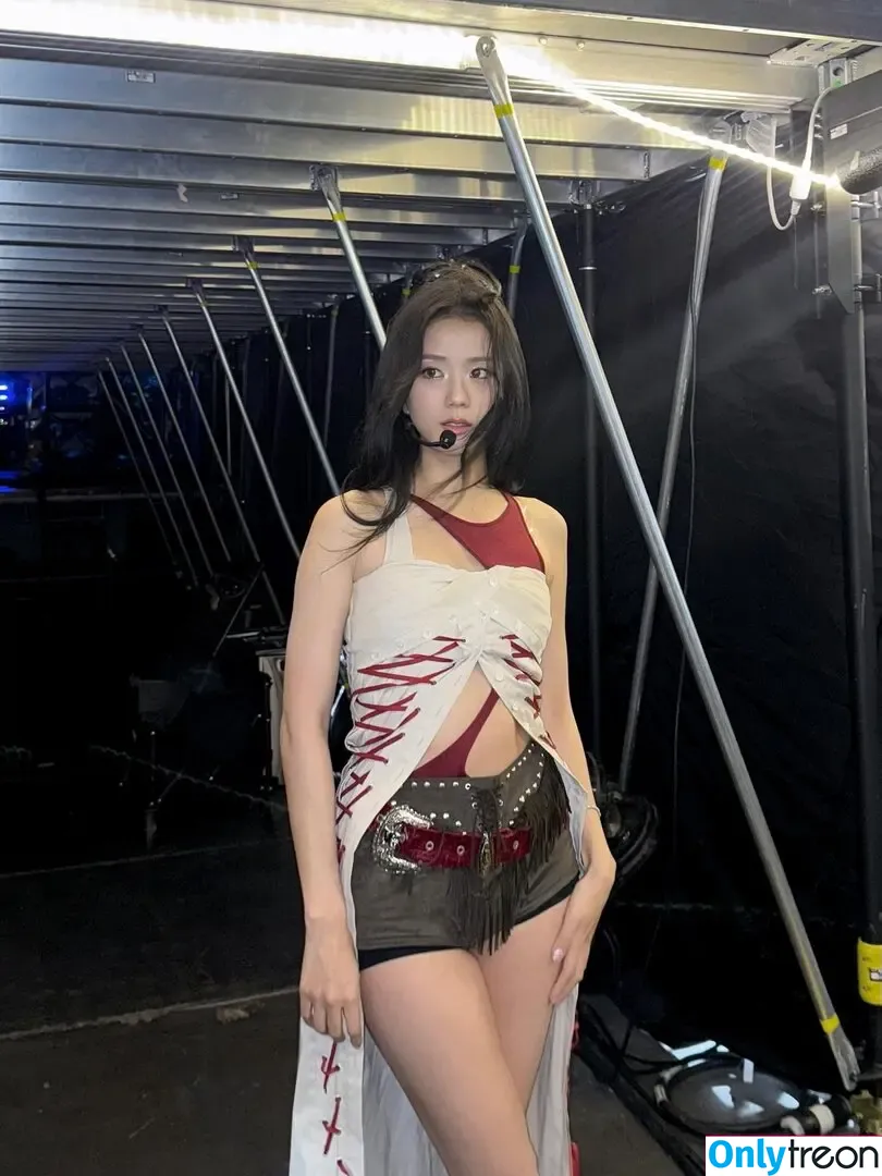 Jisoo nude photo #1629 (BLACKPINK / qenshizu / sooyaaa__)