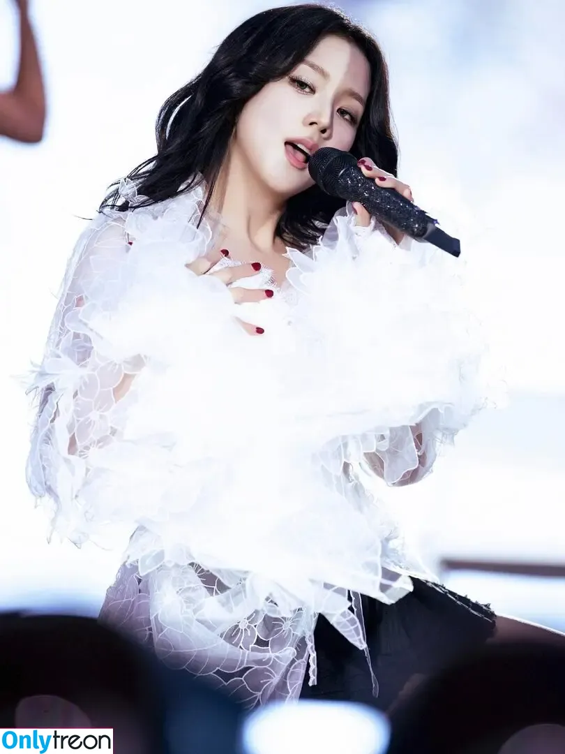 Jisoo nude photo #1631 (BLACKPINK / qenshizu / sooyaaa__)