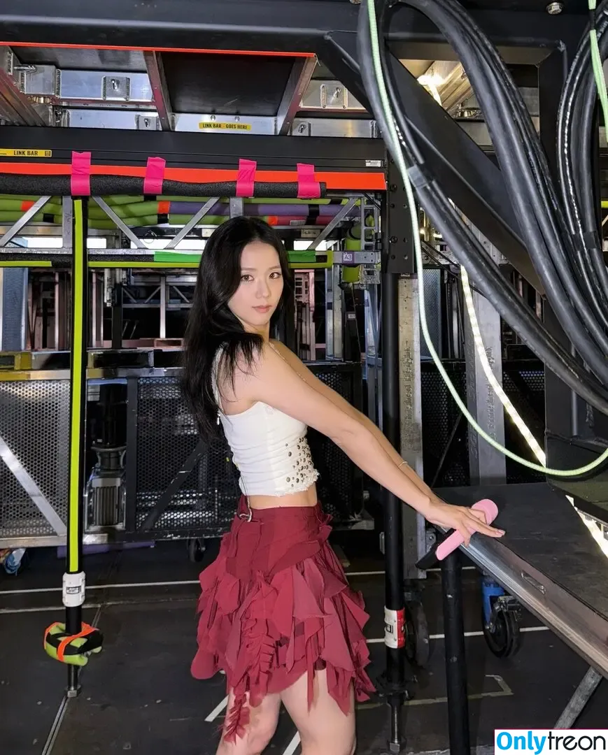 Jisoo nude photo #1638 (BLACKPINK / qenshizu / sooyaaa__)