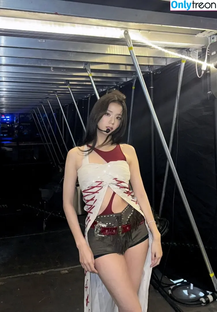 Jisoo nude photo #1640 (BLACKPINK / qenshizu / sooyaaa__)
