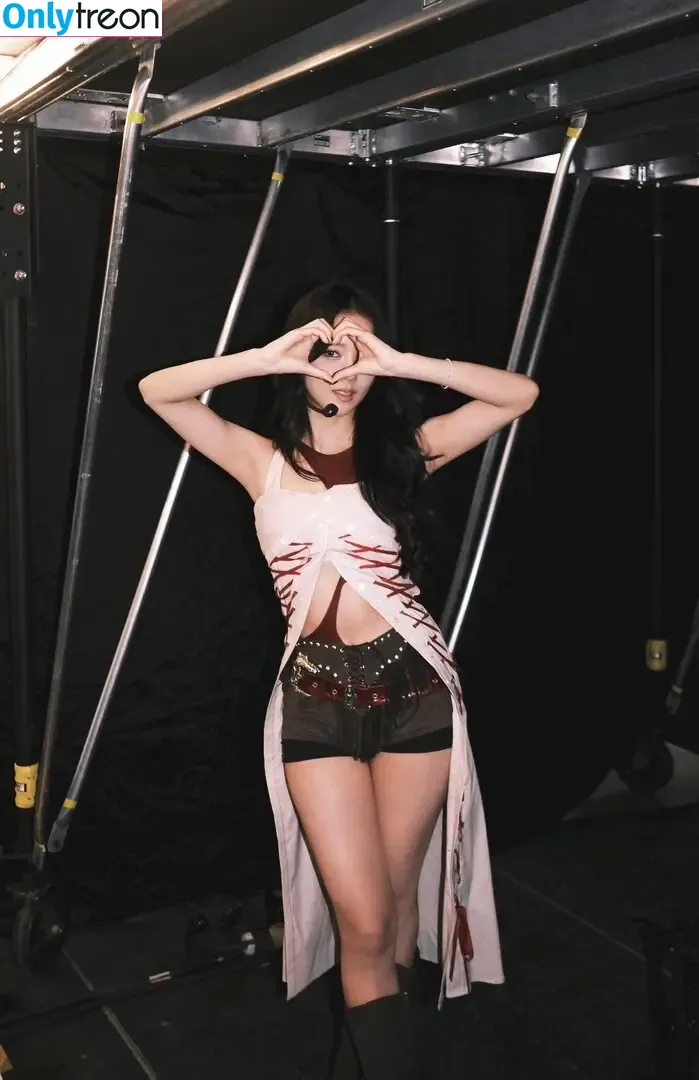 Jisoo nude photo #1649 (BLACKPINK / qenshizu / sooyaaa__)