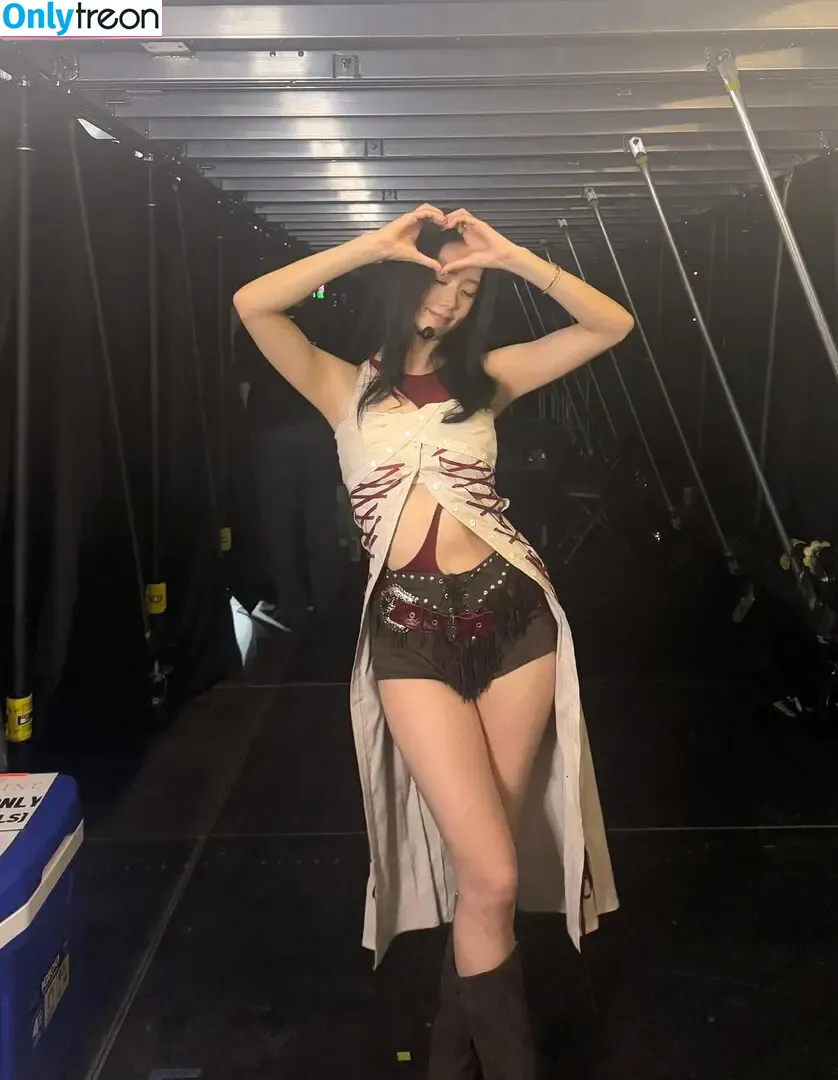Jisoo nude photo #1654 (BLACKPINK / qenshizu / sooyaaa__)