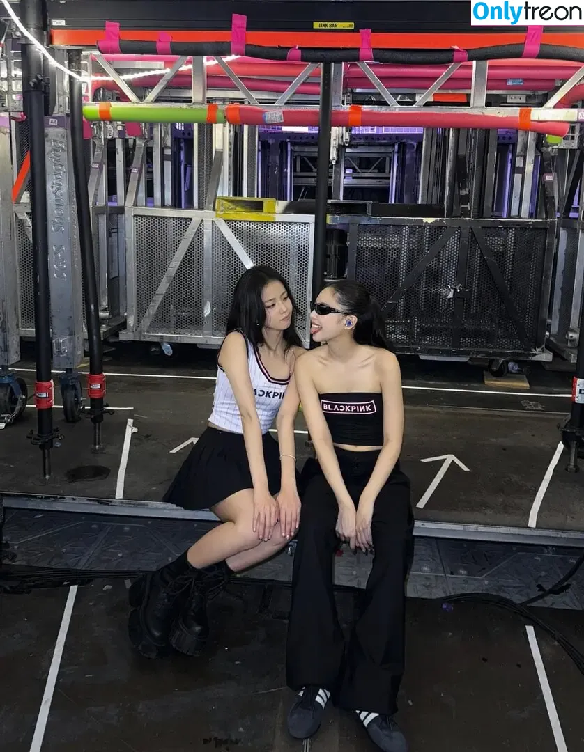 Jisoo nude photo #1658 (BLACKPINK / qenshizu / sooyaaa__)