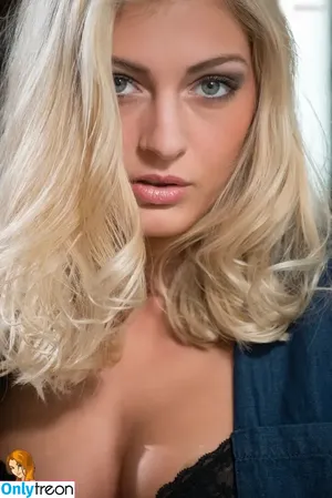 Julia Benesch / namastejuli nude photo #0032