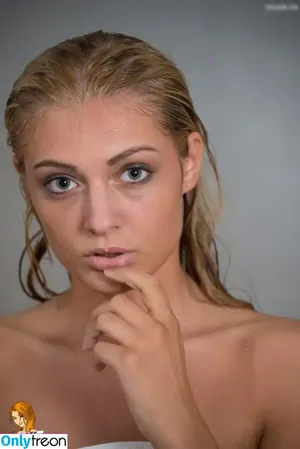 Julia Benesch / namastejuli nude photo #0068