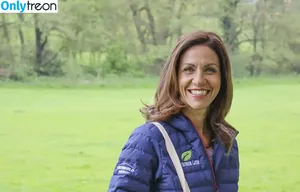 Julia Bradbury / Showing Breasts / therealjuliabradbury nude photo #0052